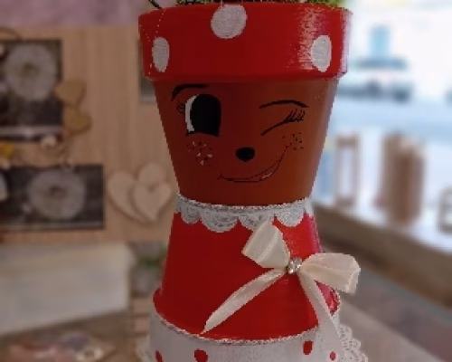 Bambola in vasi di terracotta